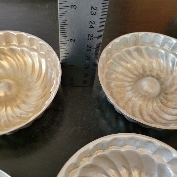Set of 6 Vintage Tin Aluminum Swirled Jello/Cake Molds 3.5" x 1" - Picture 6 of 6